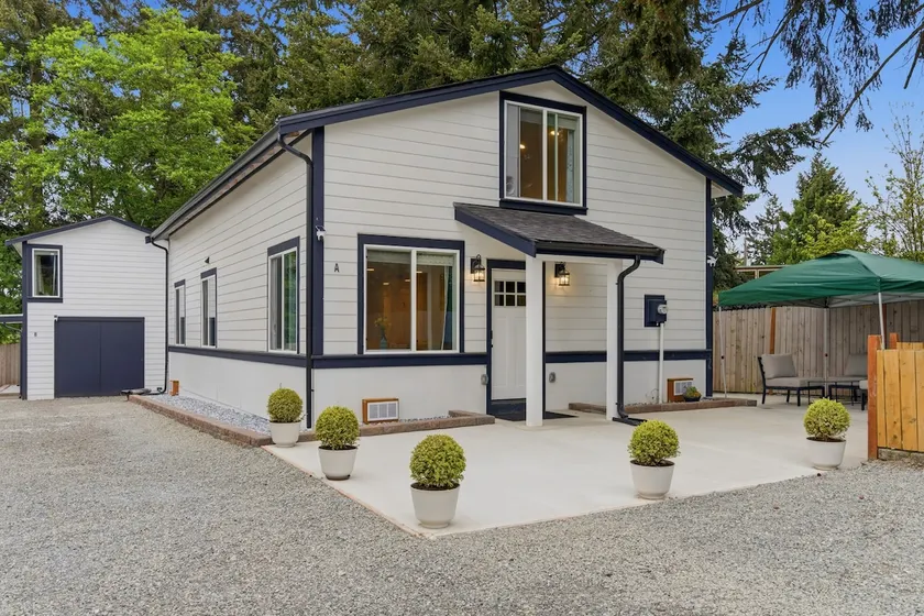 Spacious 5BR Home Near Seattle & SeaTac - Parking - Image 1