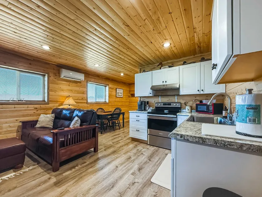 Private, rustic 1‑bedroom suite retreat - Image 1