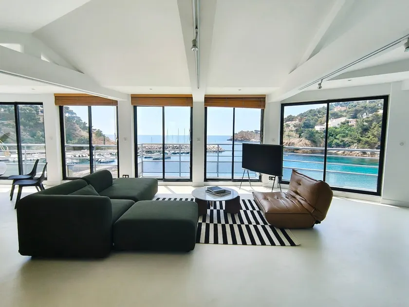 Le Panorama – Waterfront loft with sea view - Image 1