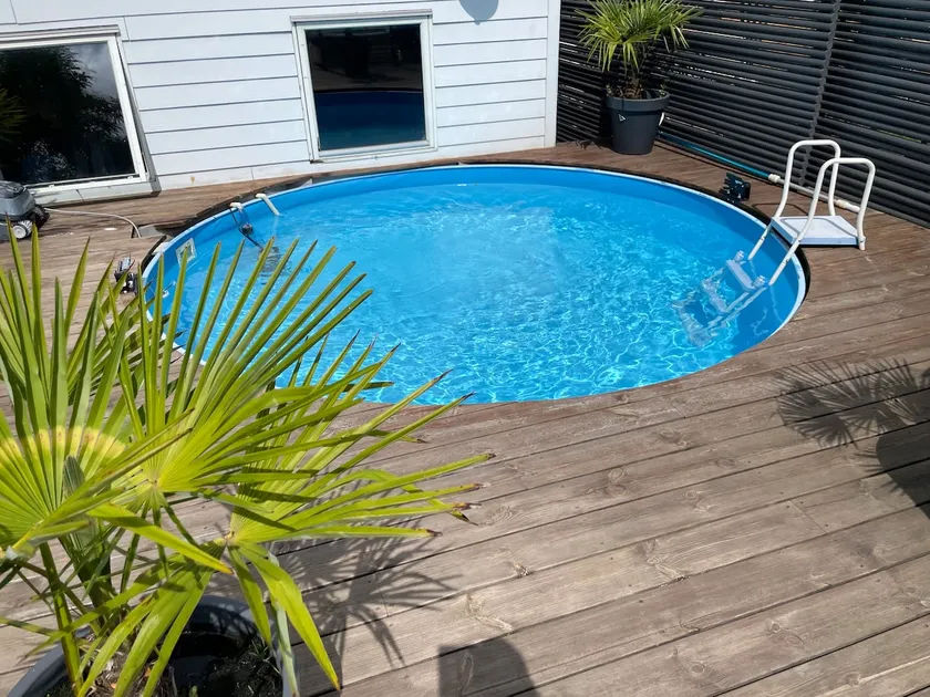Luxury house with outdoor pool and playground - Image 1