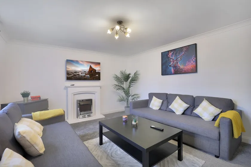 Modern 4BR Home | Superfast Wi-Fi, Parking & Space - Image 1