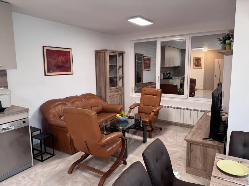 2BR Airport Apartment • Free Parking & Metro - Image 1