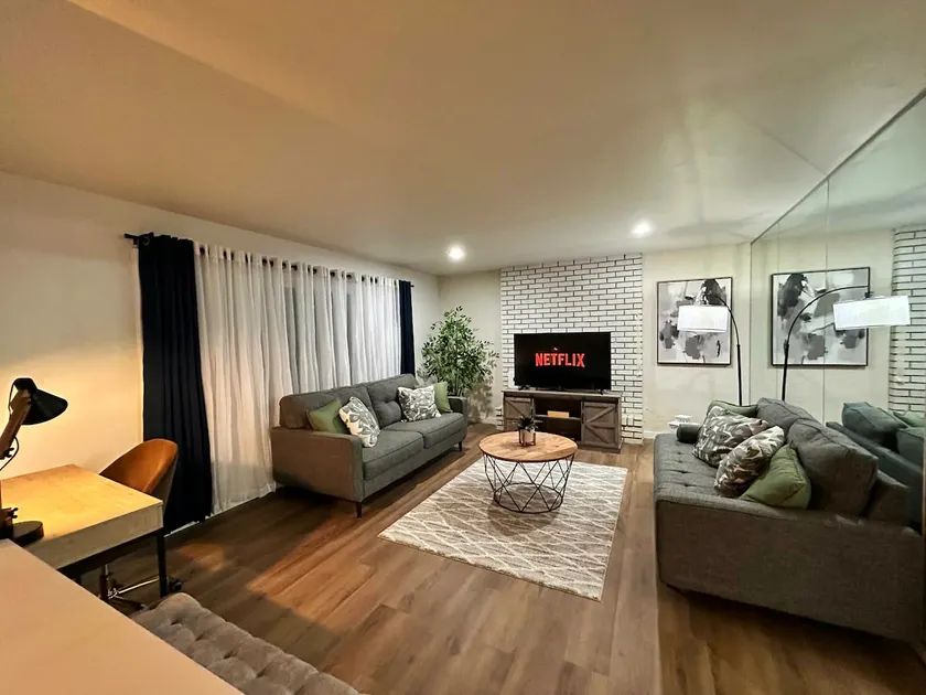 Modern Comfort Stay Near Chicago | 3 Queen beds - Image 1