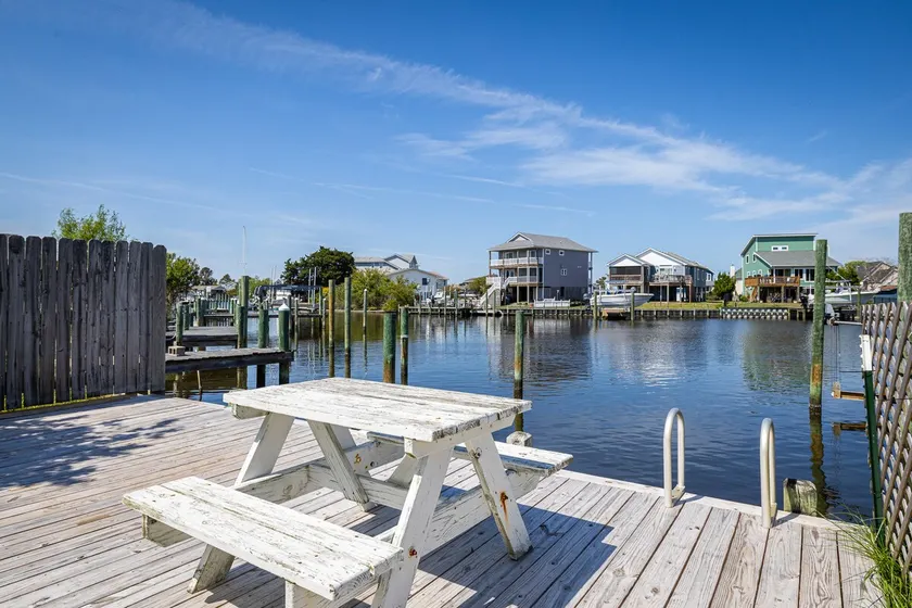 Paddle Out: Canal-front retreat - Image 1