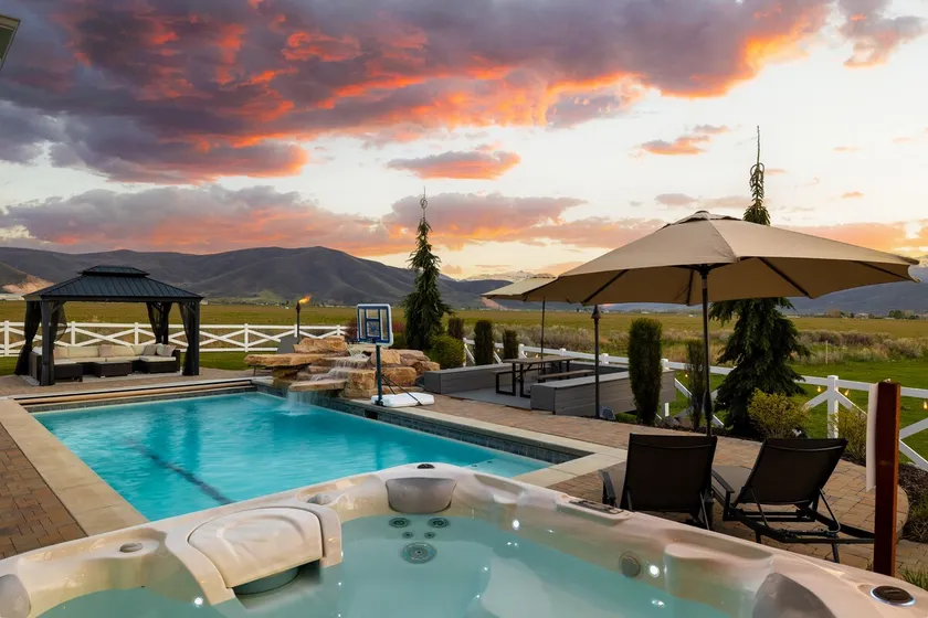 Private Resort: Pool, Court, Theater, Views, Sauna - Image 1