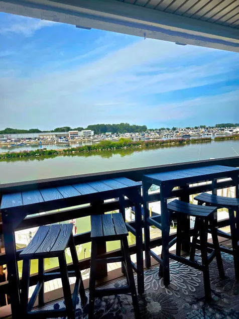 Recently renovated lake View Condo with balcony - Image 1