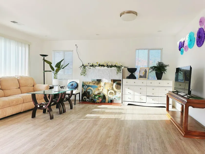 Family retreat modern/2BR/5 Beds,yard Free Parking - Image 1
