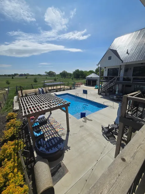 Secluded oasis with animals and entertainment. - Image 1