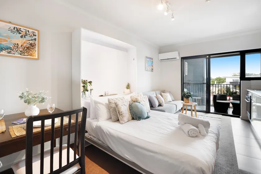 Beautiful Studio with City Views in Randwick - Image 1