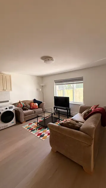 Lucky guest Suite in Surrey - Image 1
