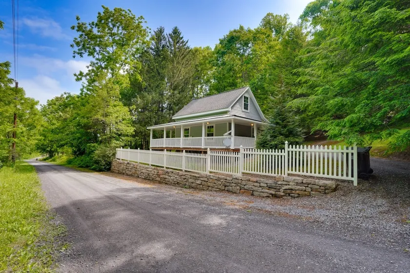 Creekside Cottage-Couples Retreat|Hot Tub|Jacuzzi - Image 1