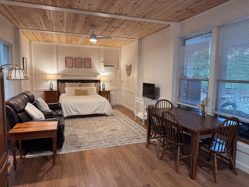 Charming Studio Close to the Beach & Nature Trails - Image 1