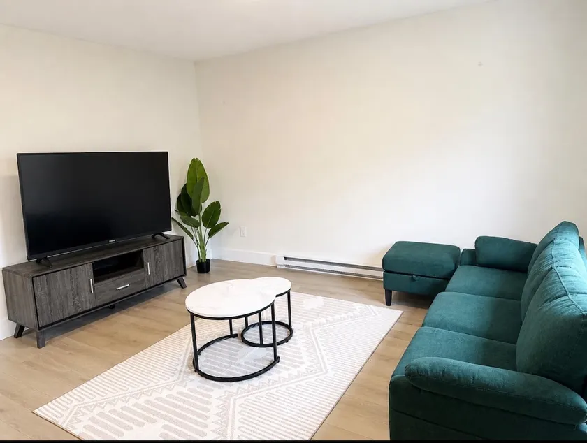 Modern Cozy 3BR Home • Free Parking • Wi-Fi - Image 1