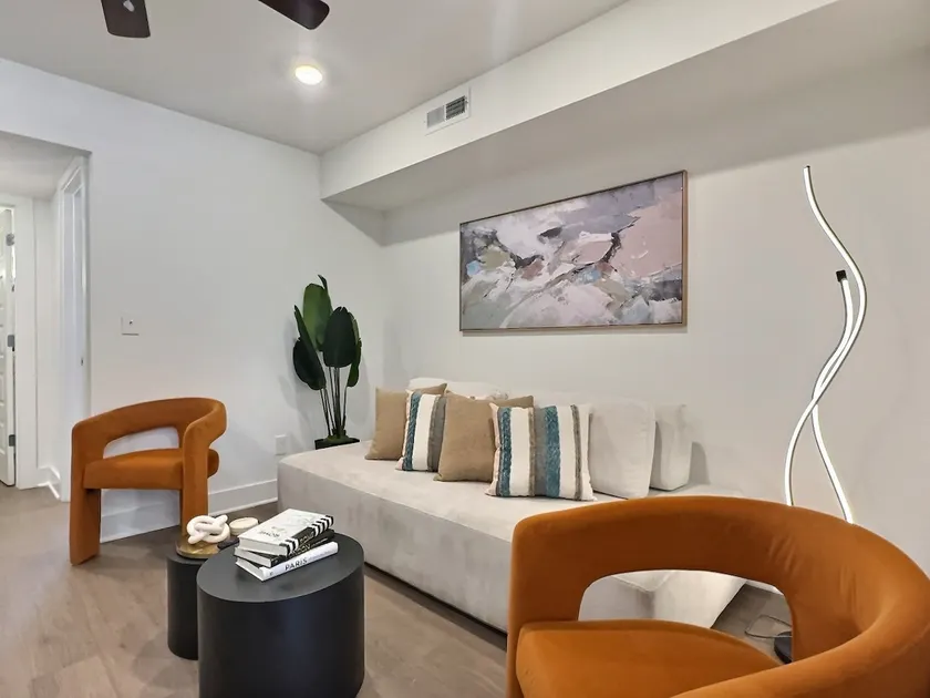 Bright & Beautiful Retreat in Heart of Downtown - Image 1