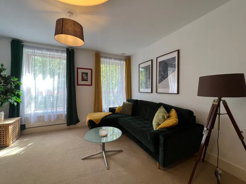 Sleek 1-Bed Apartment in Modern Yates Court - Image 1