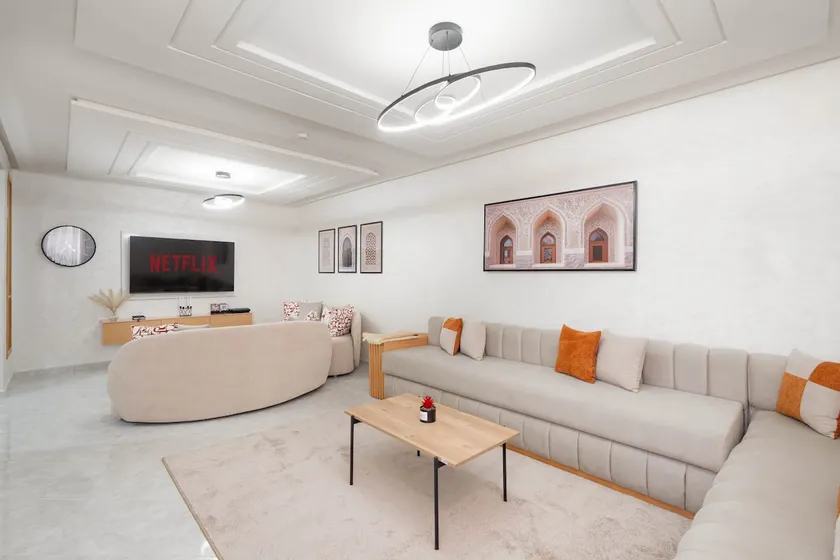 Stylish apartment with pool & comfort in an excellent location - Image 1