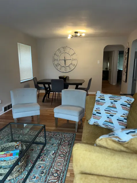 2-bedroom, 1-bath apartment in a duplex - Image 1