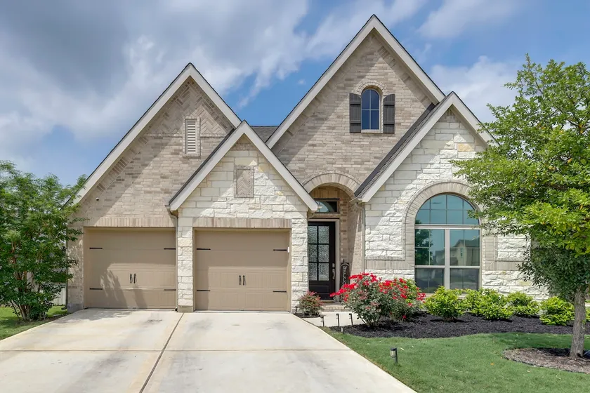 10 Min From Austin! High-End Home w/ Nice Backyard - Image 1