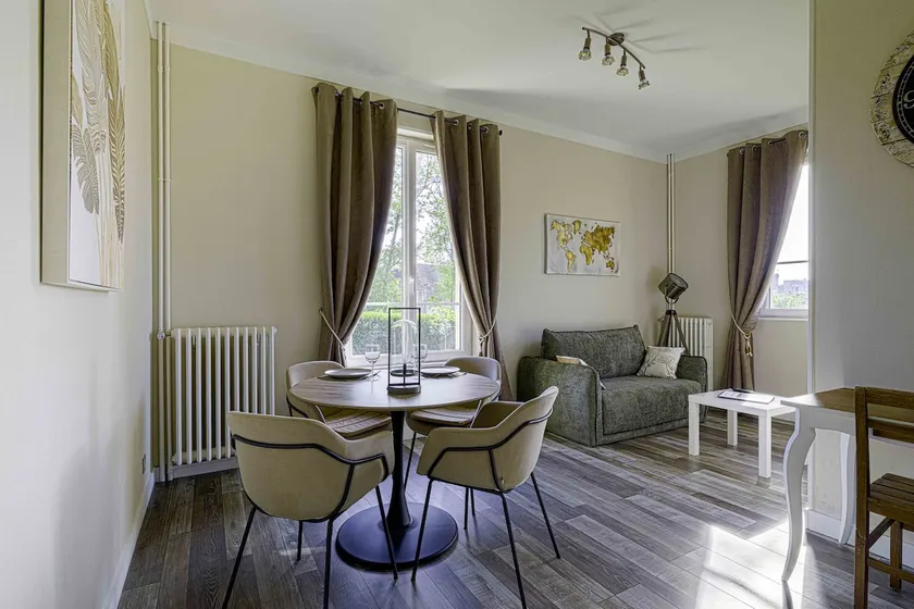 Downtown two-bedroom apartment, secure parking, EV charging station - Image 1