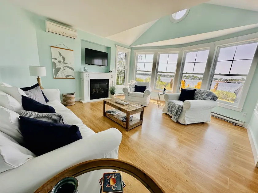 Coastal Lines Retreat Ocean Views. Sleeps 9 - Image 1