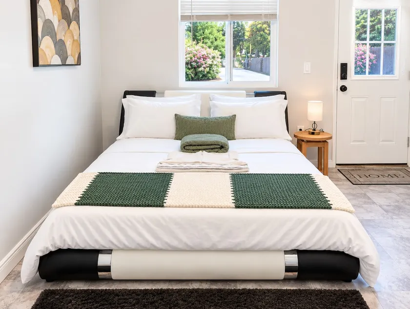 A cozy, Guest Suite in the historic Wood Streets - Image 1