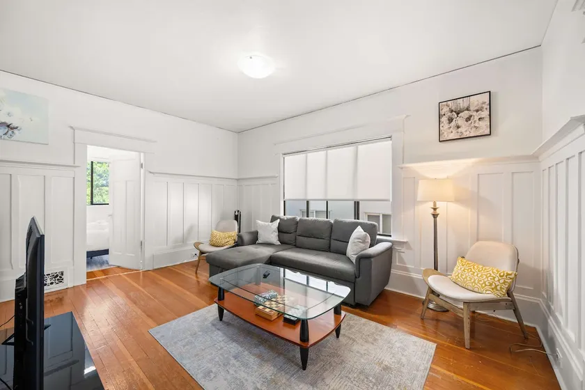 Bright Pet-Friendly Heritage Home with Sunny Patio - Image 1