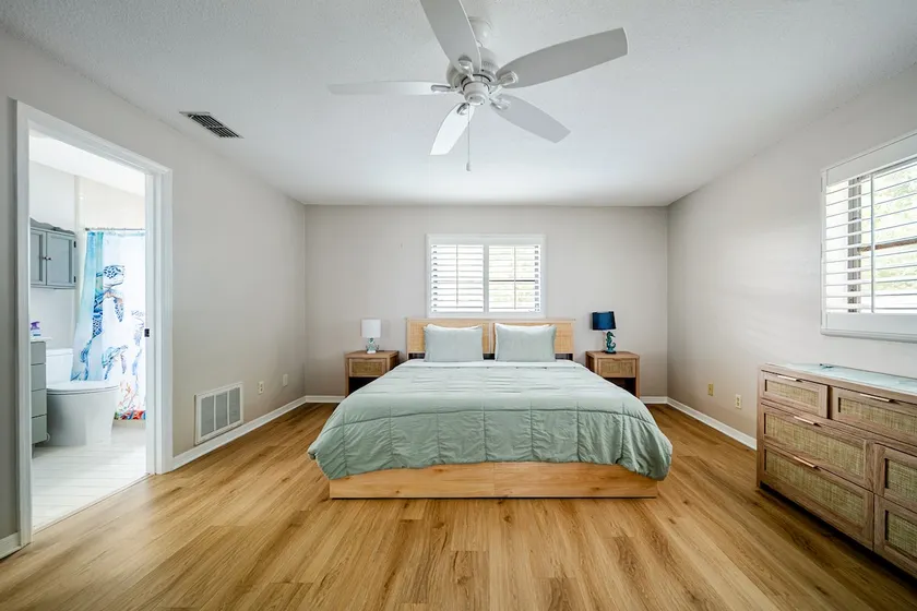 Coastal Cottage in Downtown Palm Harbor - Image 1