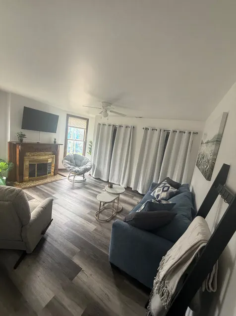 Unit #4 Large 1BD Sleeps 4 Comfortably. - Image 1
