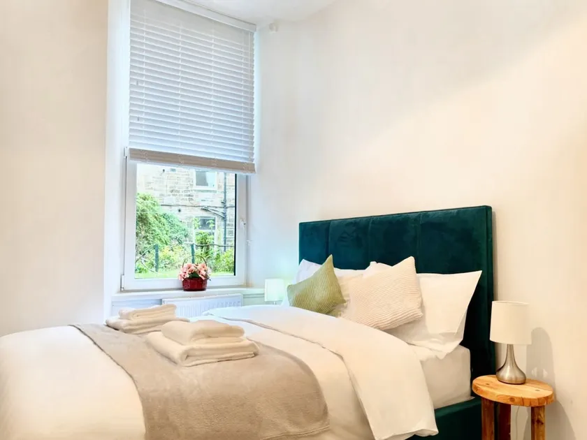 Bright 2-Bed Apartment near Haymarket - Easy City Access - Image 1