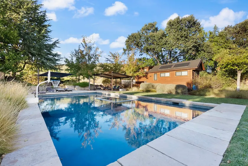 Hopland Gardens - Image 1