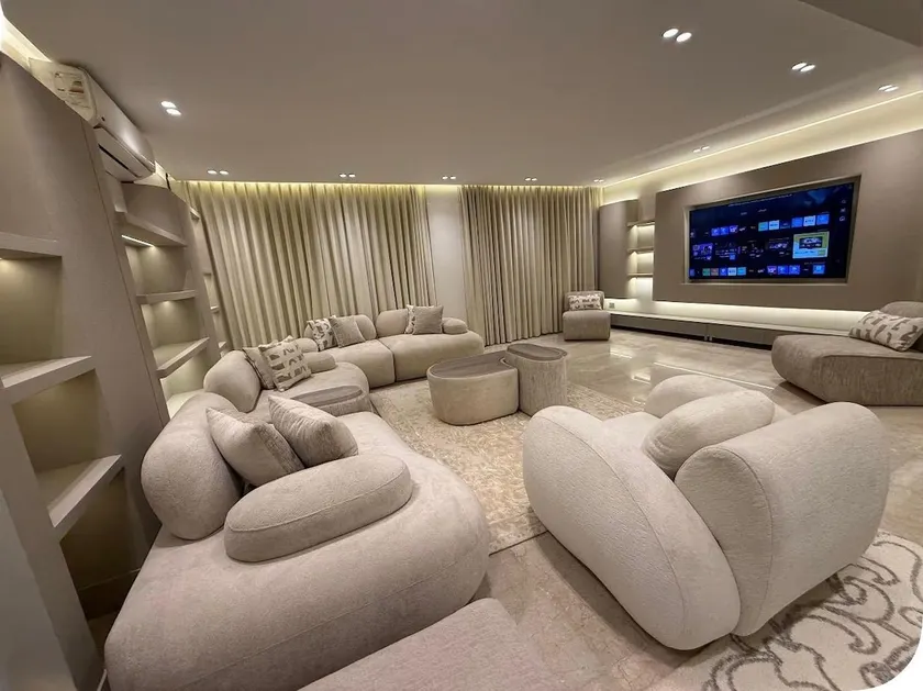 Luxurious Modern Flat with Nile & Pyramids View - Image 1