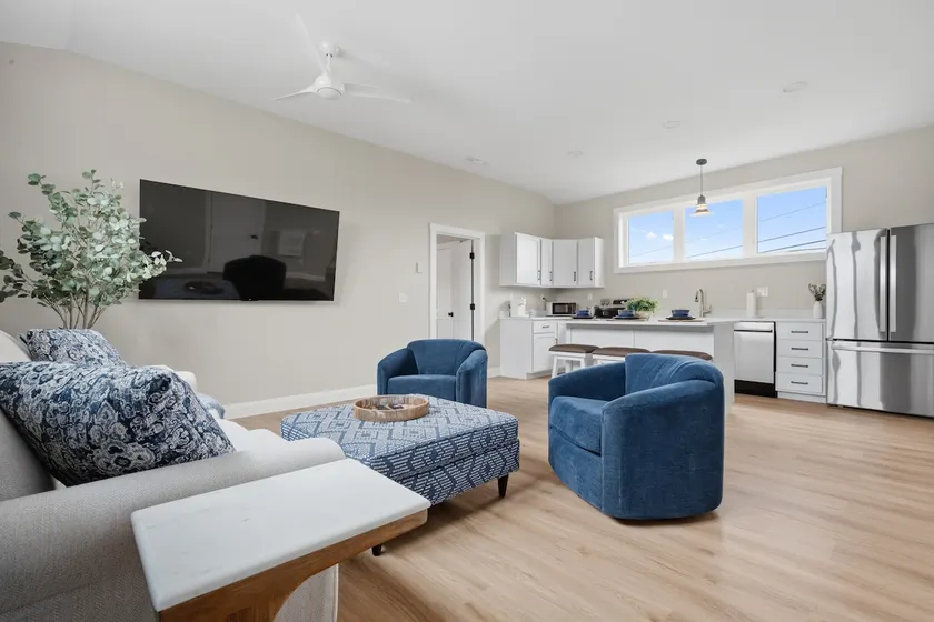 Newly Constructed Apartment — 7 Min to Colby - Image 1