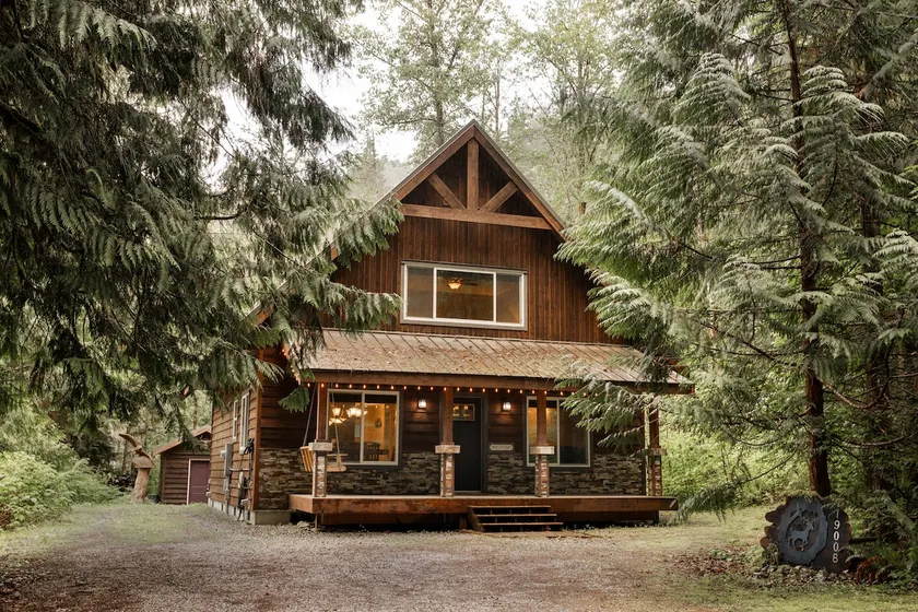 Mt Baker Cabin | Hot Tub, EV Charger & Dogs - Image 1