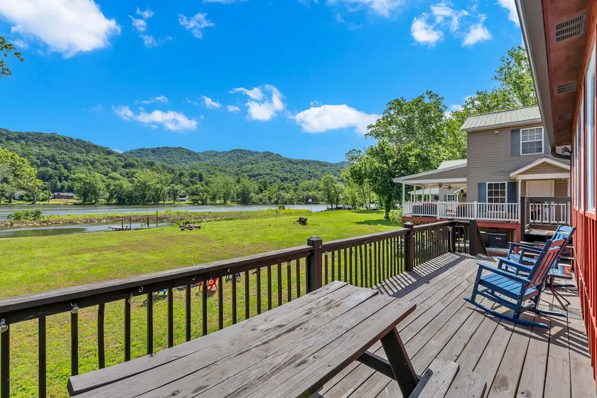 Riverfront home near Sandstone Falls and New River - Image 1