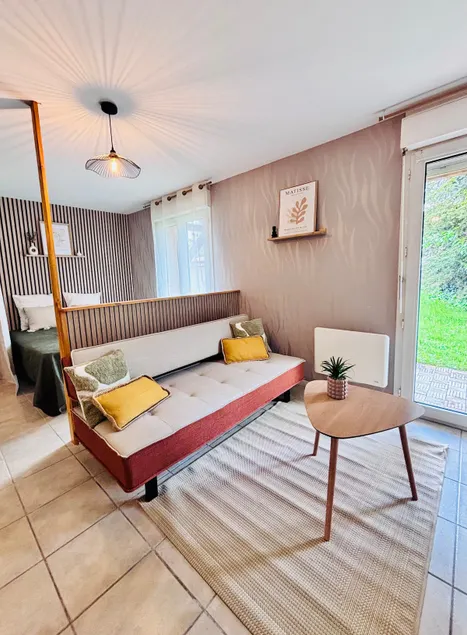 L'Adresse, bright, single-story unit, free parking - Image 1