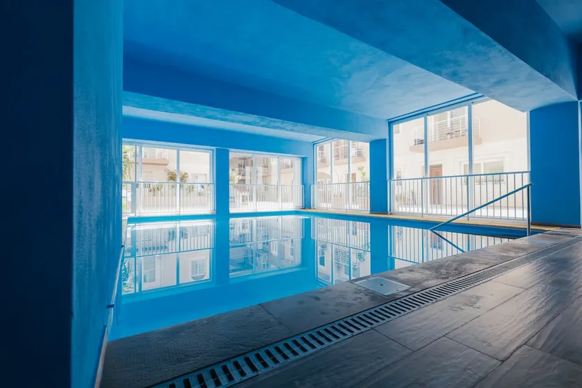 Bright 1Bed with Shared Heated Indoor Pool & Gym - Image 1
