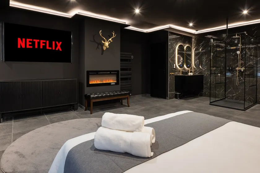 Moon Room Suite – Private Hot Tub & Unique Atmosphere - Image 1