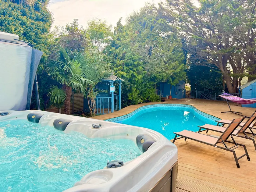 Palm House Pool Hot Tub South Downs - Image 1