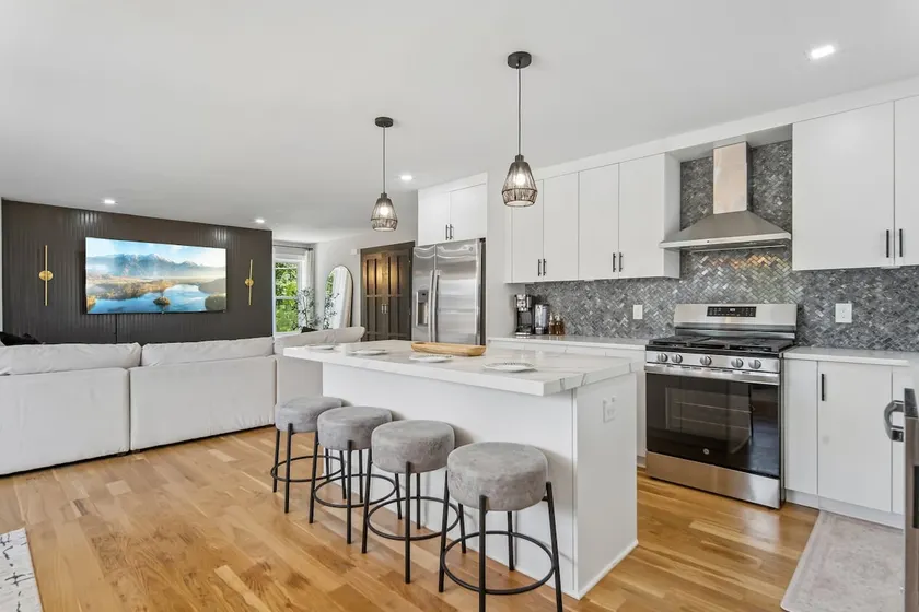 Modern 3BR Retreat Near NYC, EWR & MetLife - Image 1