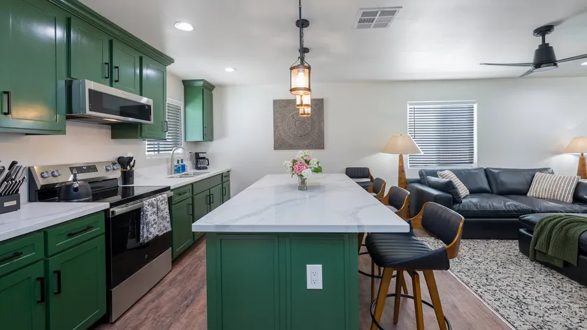Stylish 2BR/2BA Centrally Located - Image 1
