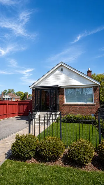 Bright Nordic-Style Haven Near Beaches & Greektown - Image 1