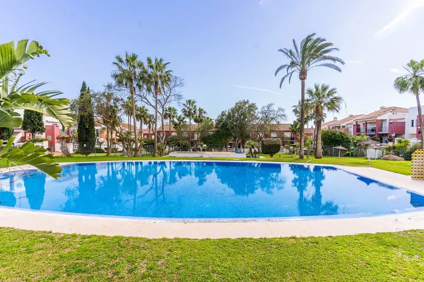 Apartment La Barrosa: Pool, Terrace & Parking - Image 1