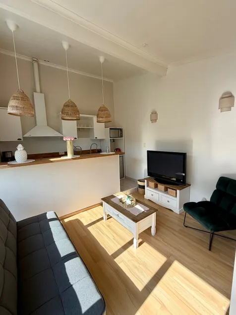 Bright and renovated • Great location • Air conditioning & Wi-Fi - Image 1