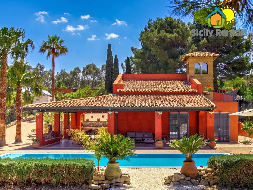 Beautiful villa with pool near the sea - Image 1