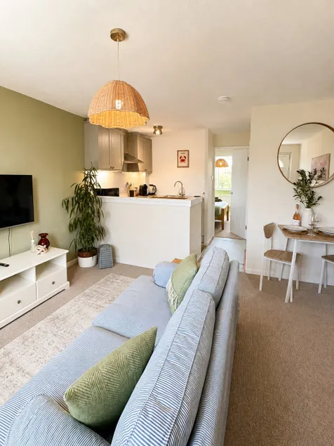 Perfectly located between Cheltenham & Gloucester - Image 1