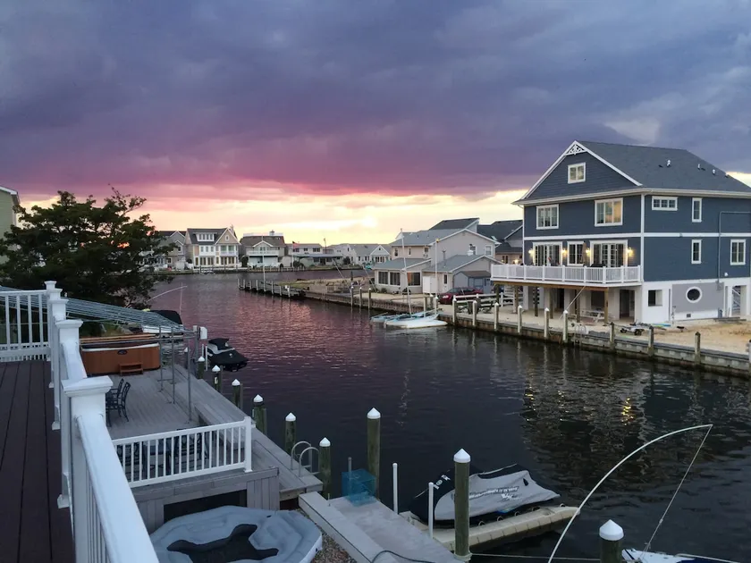Silver Beach Waterfront Cottage - Image 1