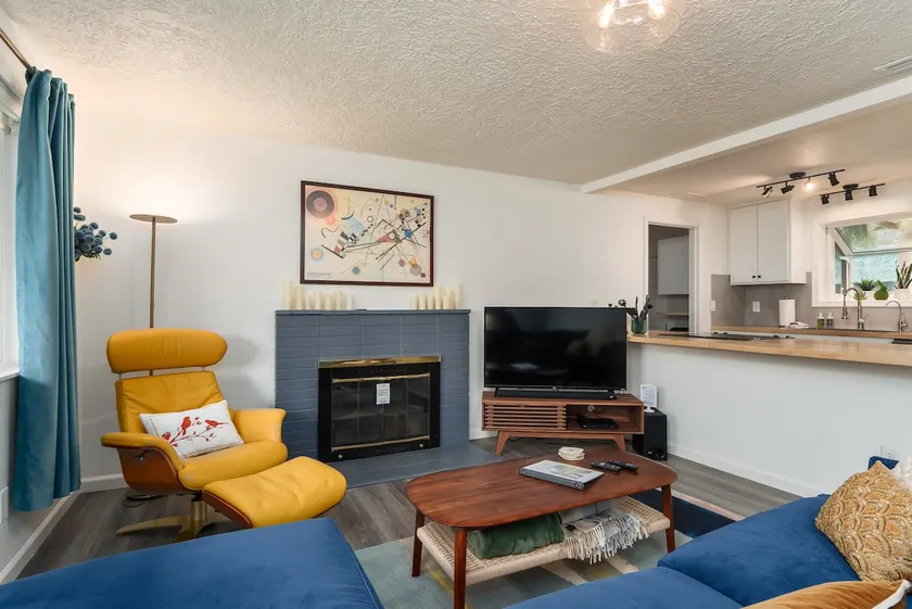 #StayinMyDistrict Quiet 2BR Office Pet Friendly - Image 1