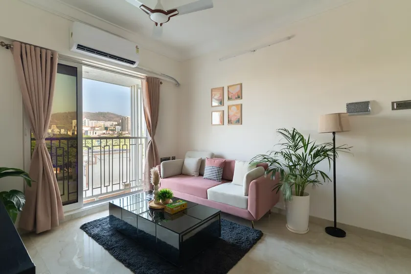 Urban Serenity 1BHK Comfortable Stay near Airport - Image 1
