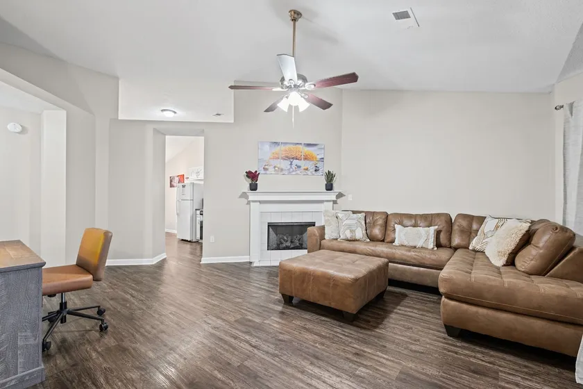 Great location 3BR Home w/new floors + Fast Wi-Fi - Image 1