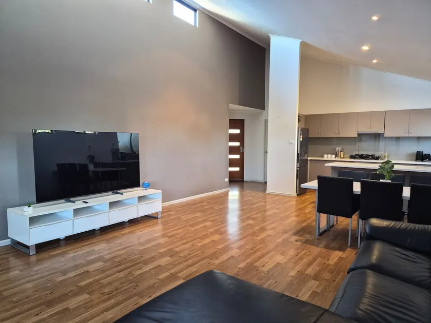 Modern Coastal Stay Near Shops & Amenities - Image 1